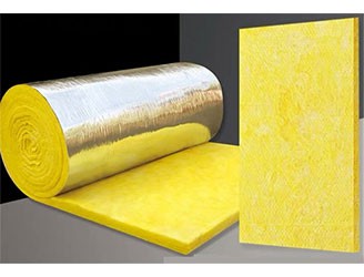 離心玻璃棉是采用石英砂、石灰石、白云石等天然礦石為主要原料，配合一些純堿、硼砂等化工原料熔成玻璃。在融化狀態下，采用獨有的離心技術工藝，借助外力吹制式甩成絮狀細纖維，纖維和纖維之間為立體交叉，互相纏繞